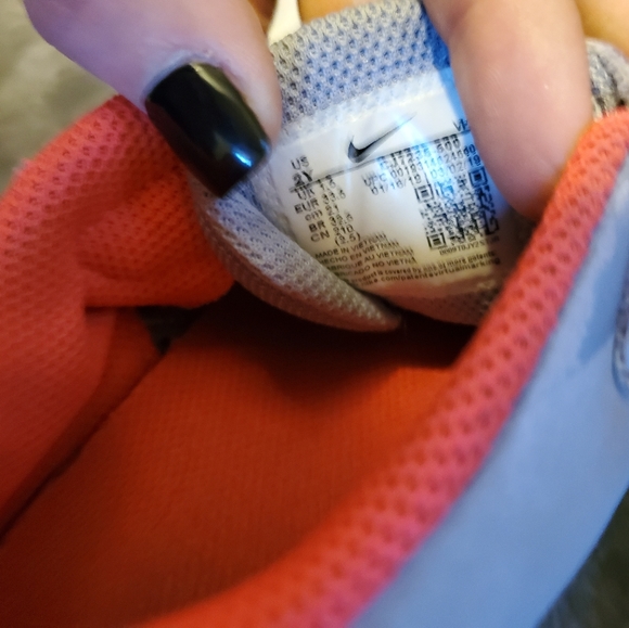 Boys nike shoes - Picture 1 of 5